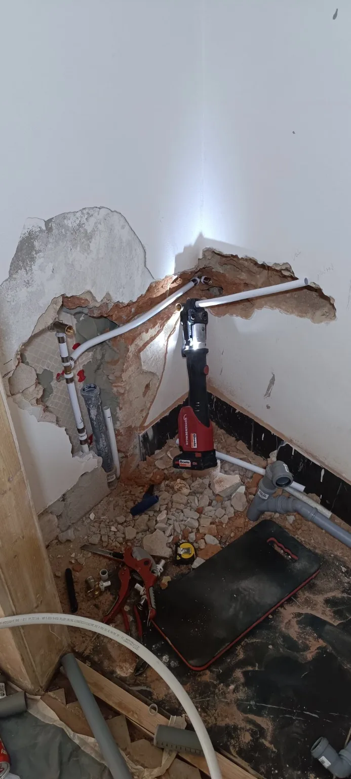 Nové rozvody vody ve zdi